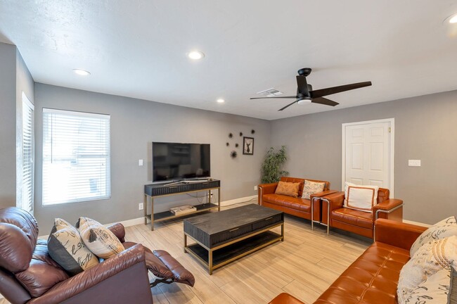 Building Photo - Discover nearly 3,000 sqft of comfort and ...