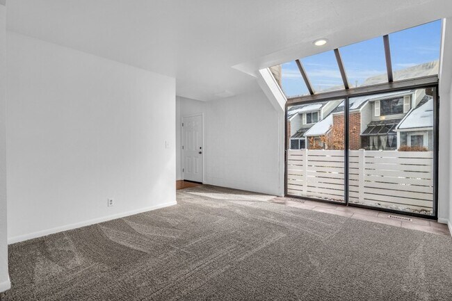 Foto del edificio - 955 Essex Ct Way