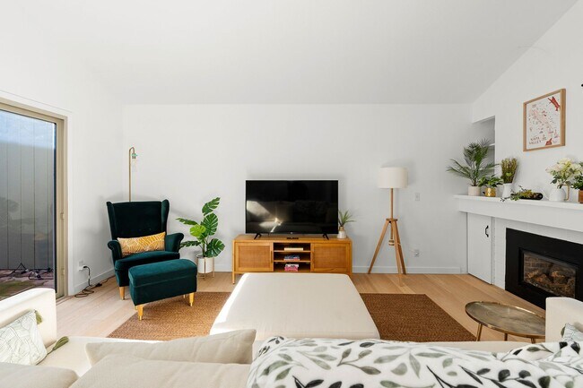 Foto del edificio - Spacious 2 Bed, 2 Bath Condo Near Downtown...