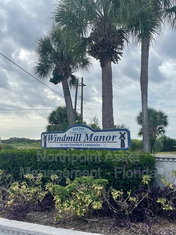 Foto del edificio - 5002 Windmill Manor Ave