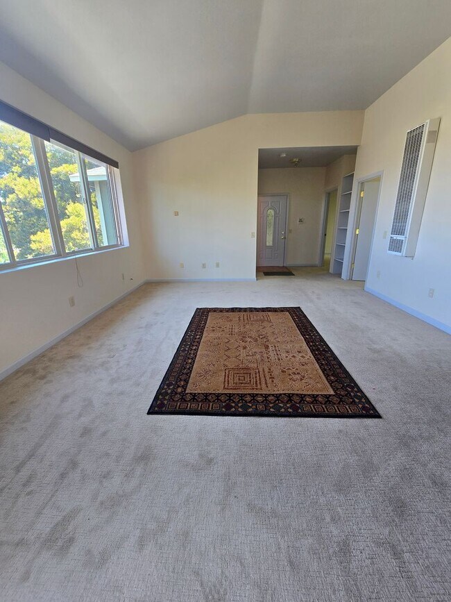 Foto del edificio - Beautiful 2nd story unit with beautiful vi...