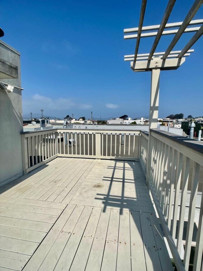 Building Photo - 3 bedroom in San Francisco CA 94123