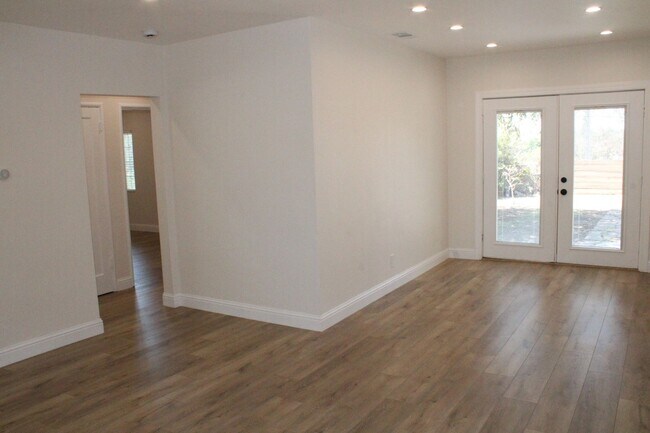 Building Photo - New New New!  3 Bedroom, 1 1/2 Bathroom Ho...