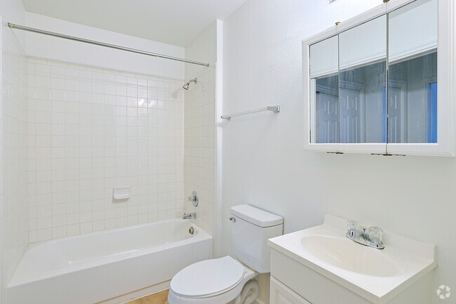 2 habitaciones, 2 baños - 1050 pies cuadrados - 2.º baño - Montierra Ranch