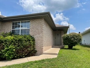 Building Photo - 816 Pinhook Dr