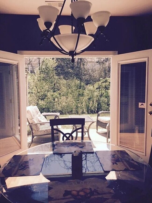 Building Photo - 3BR Townhome in Brentwood