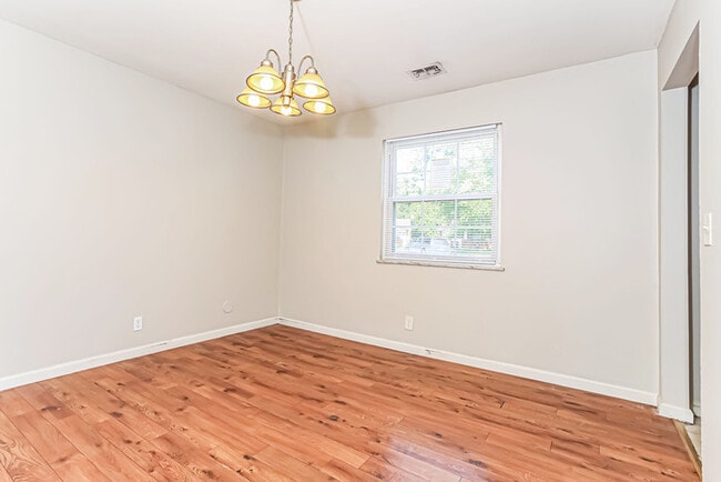 Building Photo - 8585 Sunlight Dr