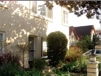 Building Photo - 328-330 S Doheny Dr