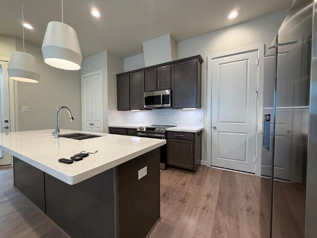 Foto del edificio - "Charming 3-Bed Oasis with 2.5 Baths in Prime Houston Locale – Discover Your New Home on Haring Ln!"