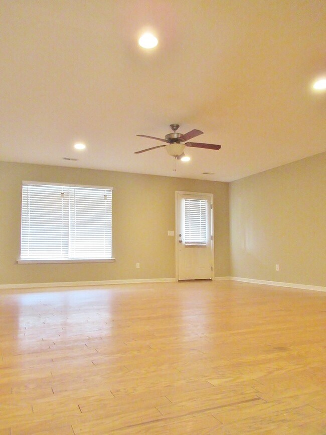 Foto del edificio - Home in McCalla!!  Available to View with ...