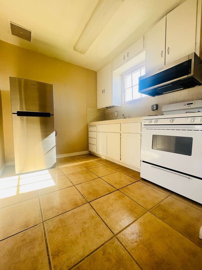 Building Photo - 117 W Robertson Rd