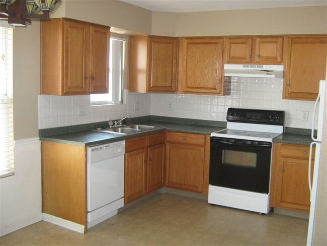 Building Photo - 3622 N Chouteau Trfy