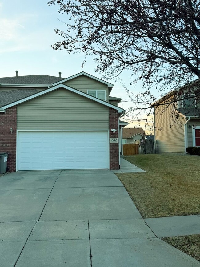 Building Photo - End-Unit Townhome with 2-Car Garage!!