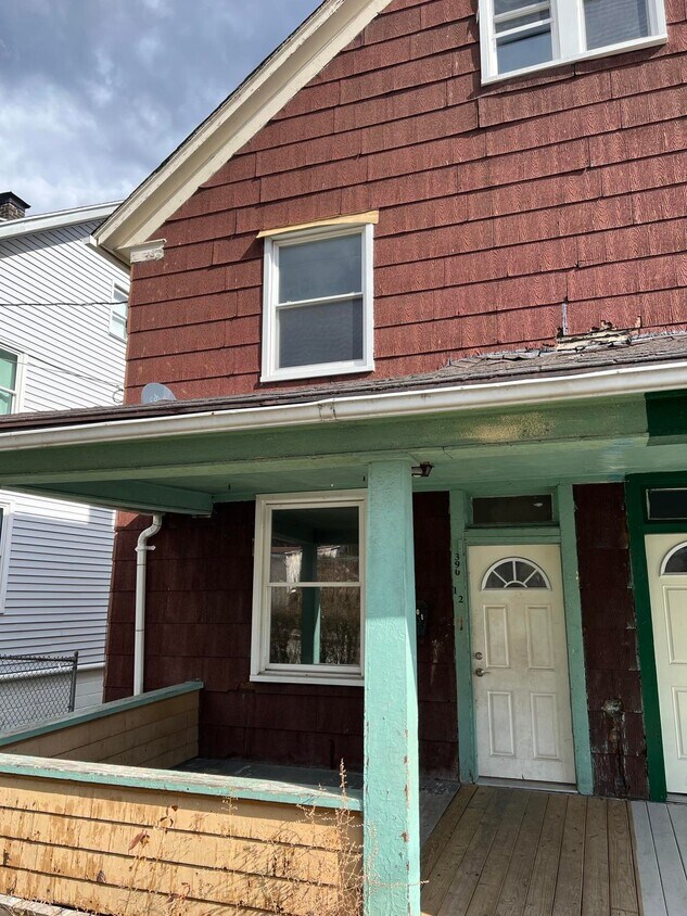 Front - 390.5 - 390 Corinne Ave