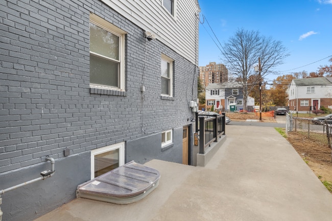 Building Photo - 5703 Fenwick Dr