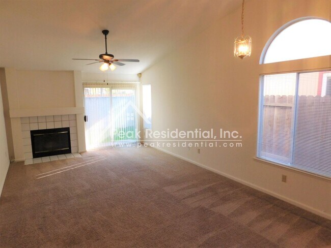 Foto del edificio - Spacious 3bd/2ba North Sacramento House wi...