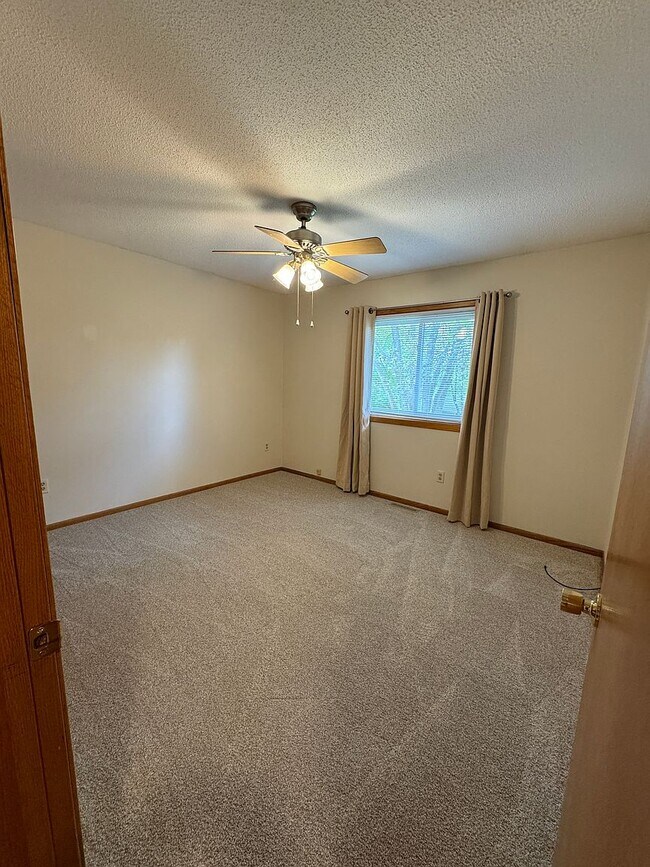 Building Photo - 6990 Redwing Ln