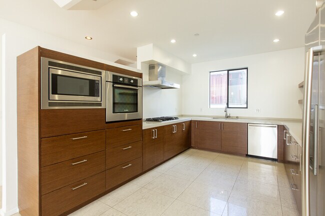 Foto del edificio - 8639 Whitworth Dr