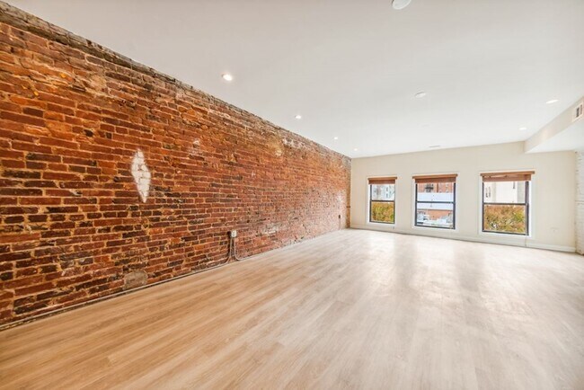 Building Photo - Traditional, Interior Row/Townhouse - WASH...