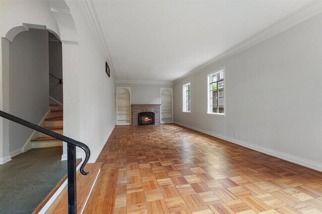 Building Photo - 3126 Wroxton Rd