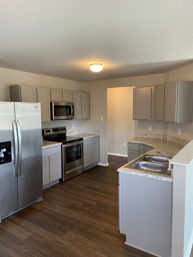 Foto del edificio - Three Bedroom | Two Bathroom Home in Conra...