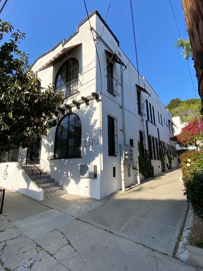 2570 N Beachwood Dr Unit 2, Los Angeles, CA 90068 Condo for Rent in