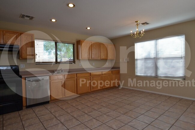 Building Photo - 699 E Springfield Pl