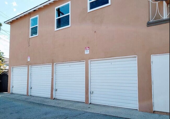 Building Photo - 1434 N Hollywood Way