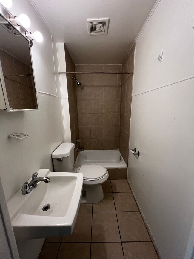Building Photo - Move in special $1100.00 off and Rest of O...