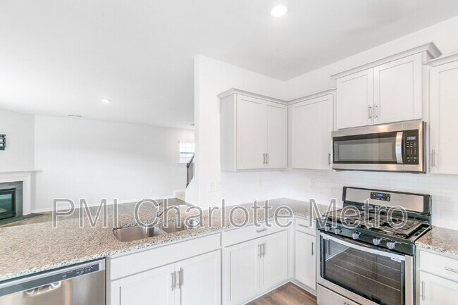 Building Photo - 8019 Rowling Dr