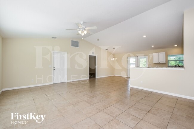 Foto del edificio - 12246 Helios Ave