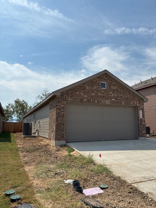 Building Photo - Charming 4 beds 2 baths in San Antonio!