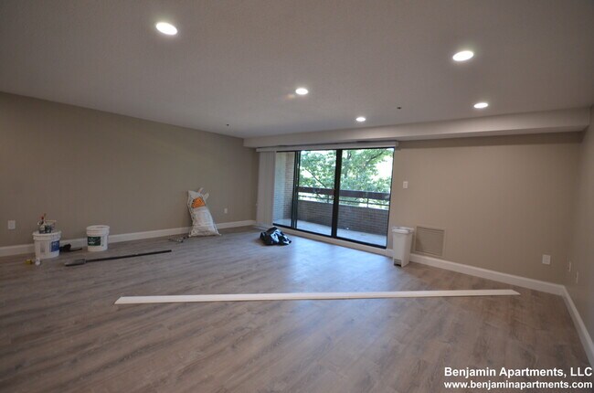 Building Photo - 1093 Beacon St