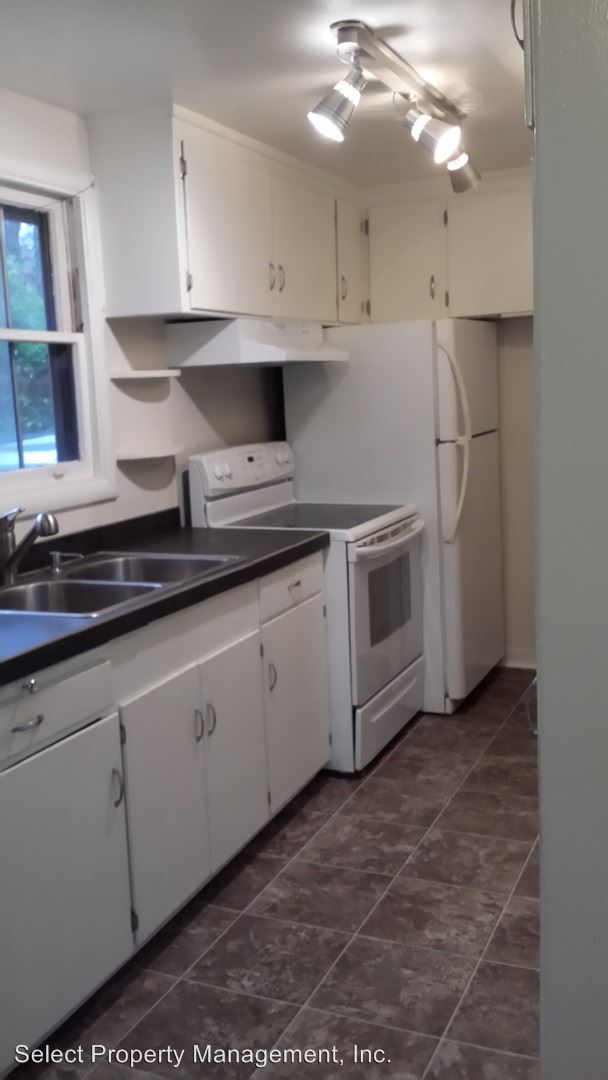 Building Photo - 5807 Wildwood Ln