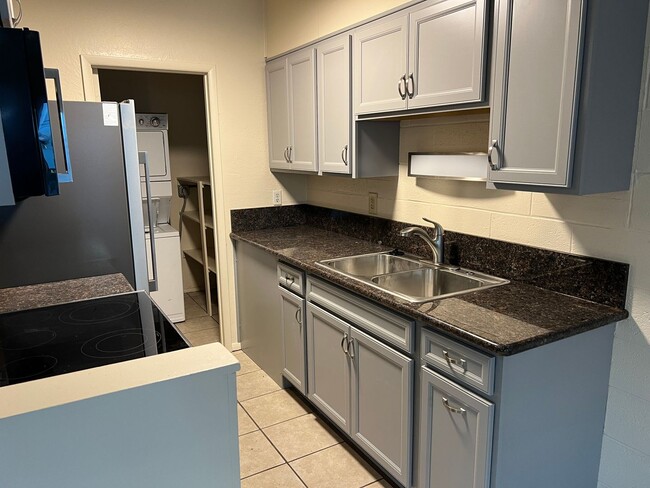 Building Photo - Spacious Updated 1 bedroom, 1 bath Availab...