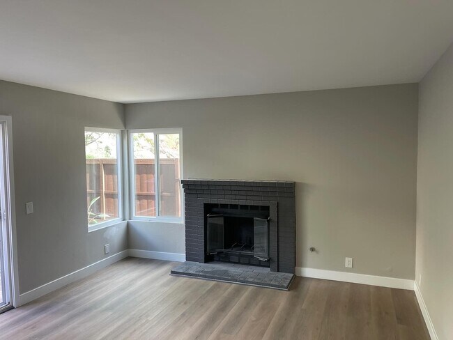 Building Photo - 4 bedrooms 2.5 bathrooms remodeled townhom...