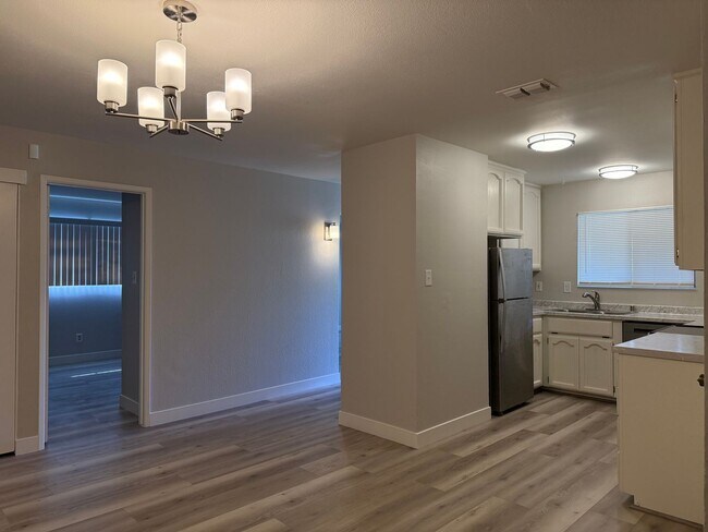 Foto del edificio - Beautiful and renovated 4 Bed 2 Bath in Sacramento!