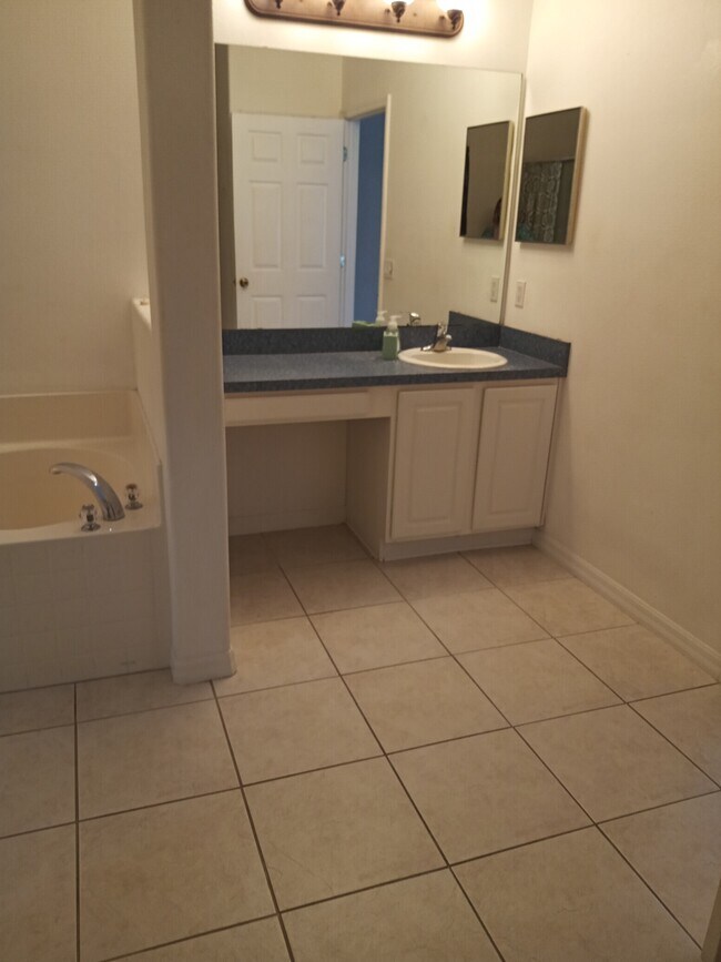 Building Photo - 3504 Umbrella Tree Dr