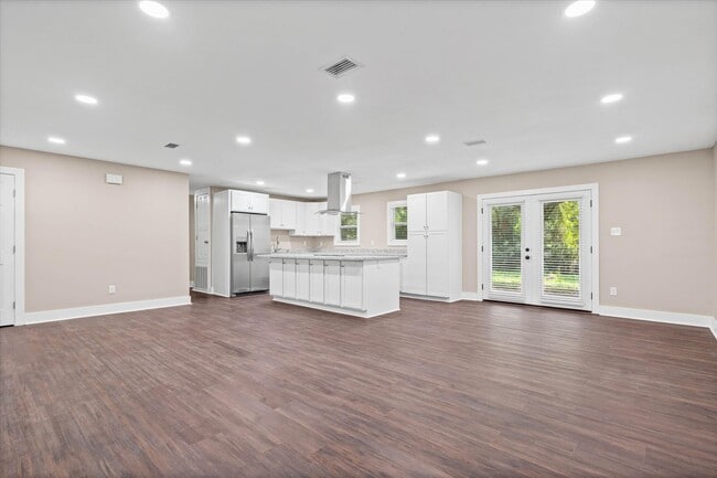 Building Photo - 2310 McPhillips Dr