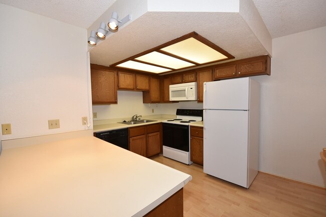 Building Photo - Cozy 2 Bedroom Condo on the 2nd Floor At T...