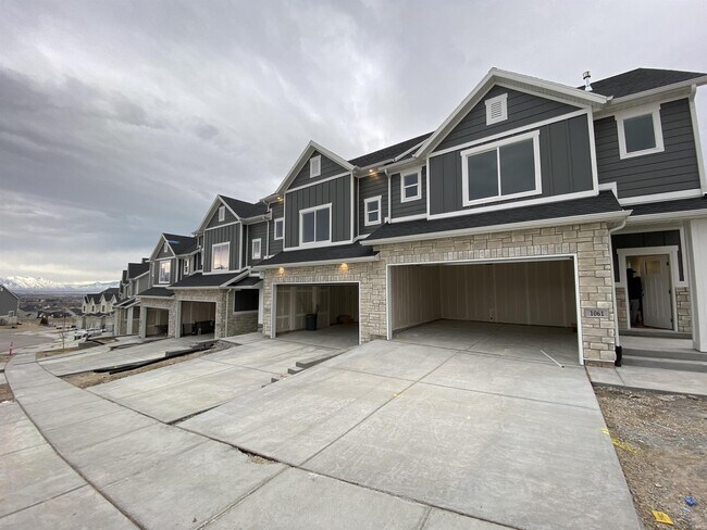 Building Photo - 1057 W Vista Ridge Dr