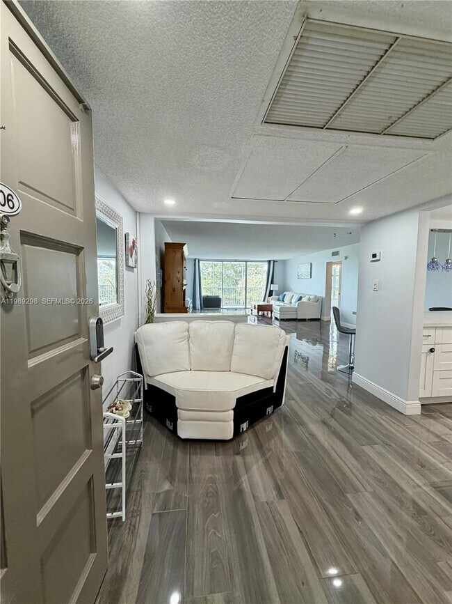 Foto del edificio - 2681 S Course Dr