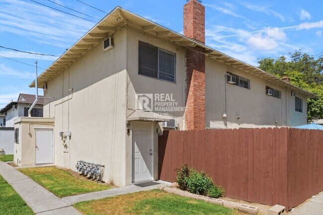 Foto del edificio - 3009 Canyon Crest Dr