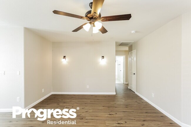 Building Photo - 2638 E Valencia Dr