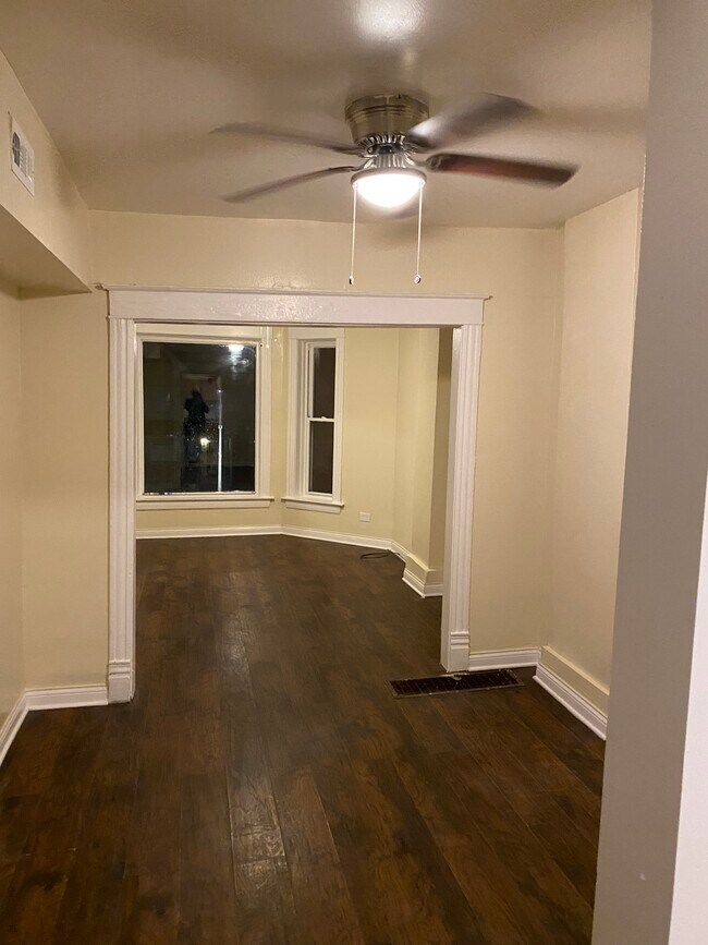 Living room - 11820 S Union Ave