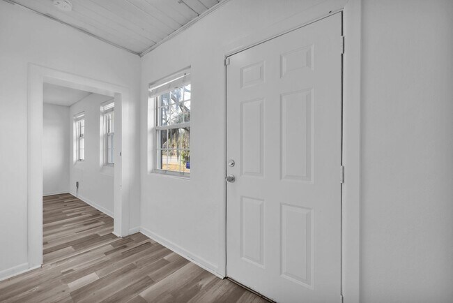 Building Photo - Stunning 3-Bedroom, 2-Bath Home in Desirable Mandarin Neighborhood!