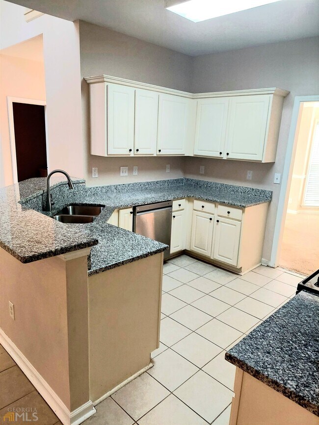 Building Photo - 600 Shadow Oaks Dr