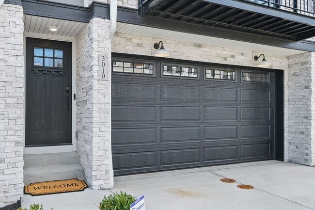 Building Photo - Luxurious, Fully Furnished Townhome       ...