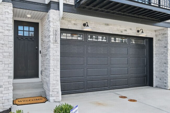 Foto del edificio - Luxurious, Fully Furnished Townhome       ...