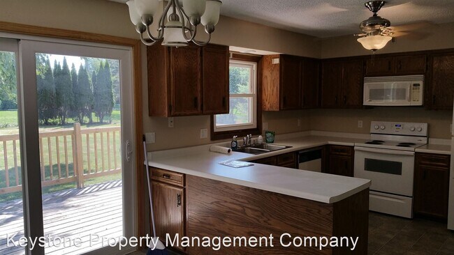 Building Photo - 3 br, 2.5 bath House - 2158 Russell Dr